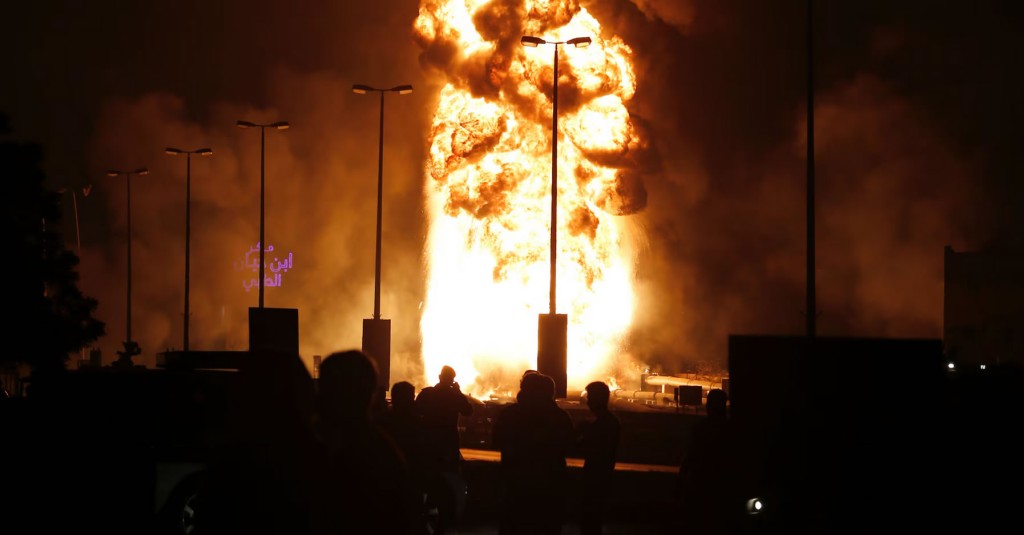 Εντυπωσιακά πλάνα: Shahed-136 έπεσε σαν κομήτης σε αμερικανική βάση του Μπαχρέιν – Πανηγύριζαν οι κάτοικοι (βίντεο)