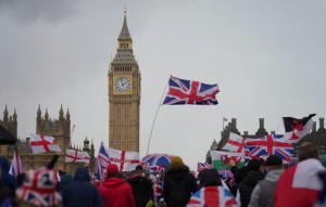 Λονδίνο: «Κατεβήκαμε 3 εκατομμύρια στην διαδήλωση» – Οι αρχές μιλούν για 110.000 και η υπουργός Σ.Μαχμούντ απειλεί