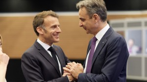 Τι πραγματικά σημαίνουν για την Ελλάδα οι «διαβεβαιώσεις» Μακρόν: Απολύτως… τίποτα!