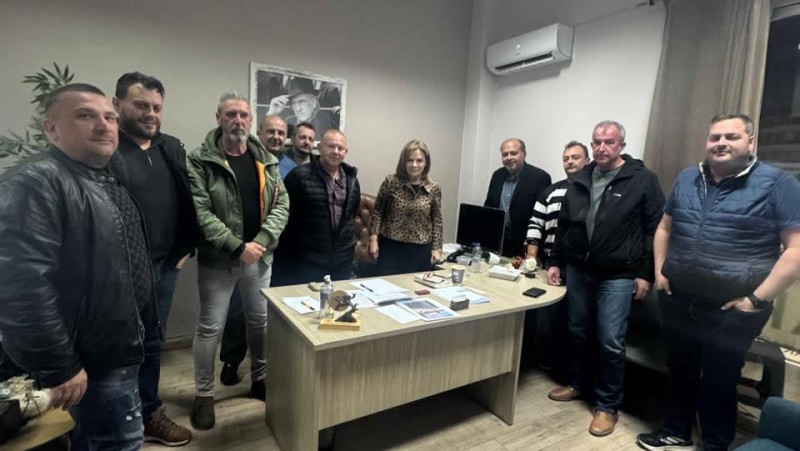 Συνάντηση της Χριστίνας Σταρακά με επαγγελματίες οδηγούς ταξί της Αιτωλοακαρνανίας: «Είμαστε δίπλα στον δίκαιο αγώνα του κλάδου»