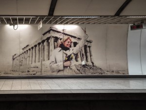 Μετρό: Βανδάλισαν την διάσημη αφίσα της Μελίνας Μερκούρη στον σταθμό «Ακρόπολη»