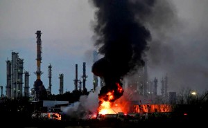 Ακαριαία απάντηση του Ιράν στο Ισραήλ: Κατέκαψαν το διυλιστήριο της Χάιφα σε αντίποινα για το διυλιστήριο της Τεχεράνης!