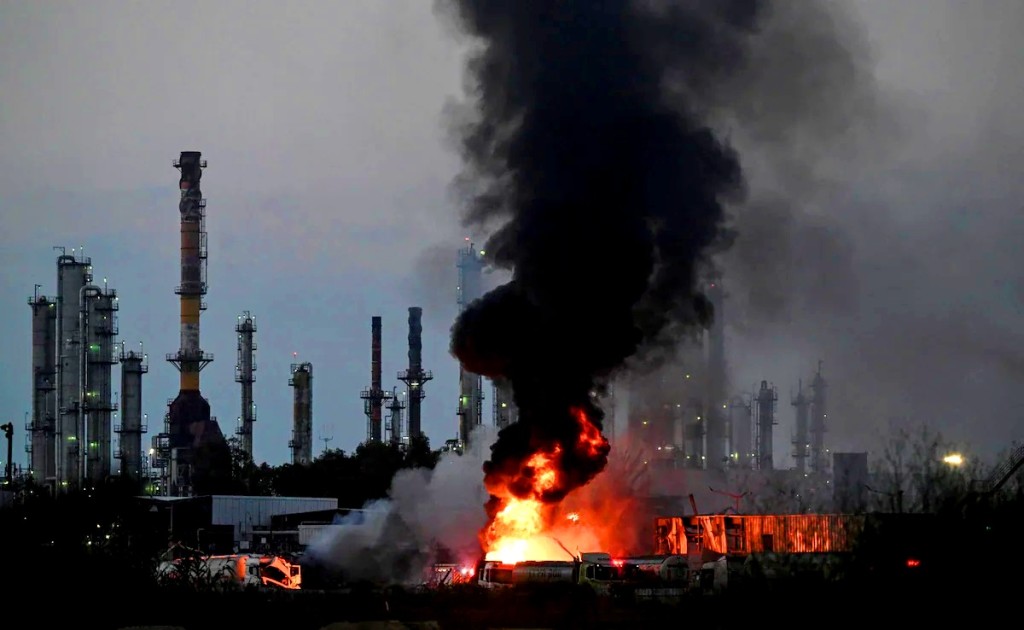 Ακαριαία απάντηση του Ιράν στο Ισραήλ: Κατέκαψαν το διυλιστήριο της Χάιφα σε αντίποινα για το διυλιστήριο της Τεχεράνης!