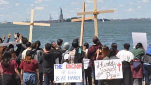 Εκατομμύρια πολίτες ξεσηκώθηκαν στις δυτικές χώρες υπέρ του Χριστού και κατά της μουσουλμανοποίησης των χωρών τους