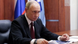 Politico: «Ο Πούτιν προελαύνει και δεν σκοπεύει να σταματήσει τον πόλεμο»