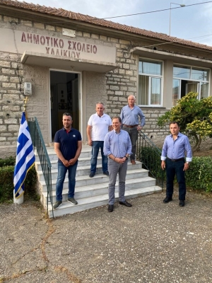 Ο Σπήλιος Λιβανός δίπλα στους ελαιοπαραγωγούς του Αιτωλικού