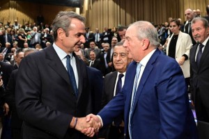 Καραμανλής - Μητσοτάκης: Τυπική χειραψία με απόσταση «ασφαλείας» στην παρουσίαση του βιβλίου του Στυλιανίδη