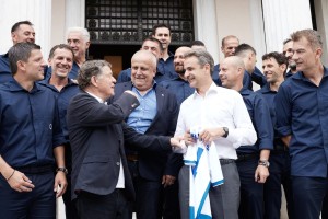 Συναντήθηκε με τους πρωταθλητές του 2004 ο Μητσοτάκης - Τι είπε στον Ρεχάγκελ (εικόνες)