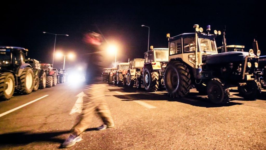 Κυβέρνηση: To «plan Β» εάν συνεχίσουν οι αγρότες – Σενάριο για πρόστιμα στους οδηγούς τρακτέρ