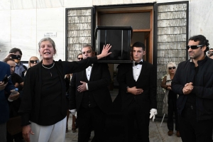 Κηδεία Σπύρου Φωκά: Το ζεϊμπέκικο της συζύγου του μπροστά στο φέρετρο