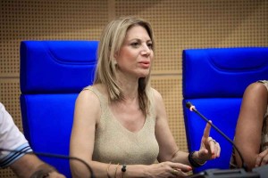 Μ.Καρυστιανού: Το πρόγραμμα της «Ελπίδας για τη Δημοκρατία» – Ζητά μείωση του αριθμού των βουλευτών σε 200