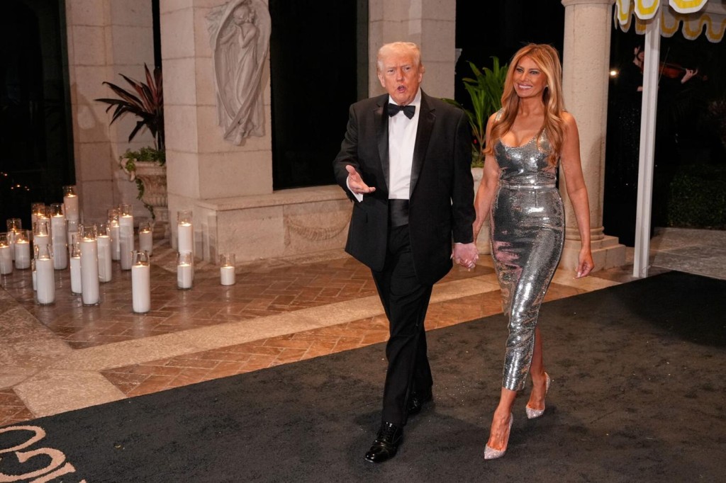 Πρωτοχρονιά στο Μαρ-α-Λάγκο: Ο Ν.Τραμπ, η θεϊκή Μελάνια &amp; ο πίνακας του Ιησού Χριστού που πωλήθηκε για 3 εκατ. $!