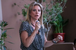 Μ.Καρυστιανού: Λέει ότι «δεν κάνει κόμμα» αλλά κάνει «καίριες» πολιτικές παρεμβάσεις