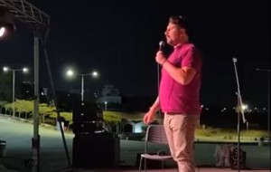 «Εμετός» από δήθεν κωμικό: Προσπαθεί να ξεφτιλίσει την Ελληνική Σημαία και βρίζει τον δολοφονημένο Τσάρλι Κερκ