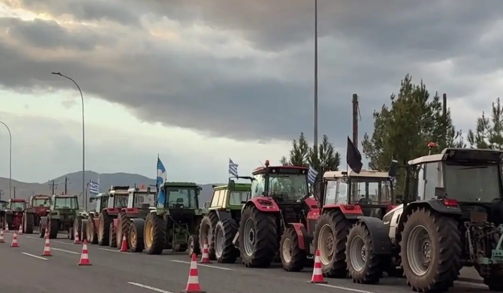 Μπλόκα αγροτών: Έκλεισαν την Εθνική οδό στη Θήβα – «Θα μείνουμε εδώ μέχρι να δικαιωθούμε»
