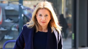 Μ.Καρυστιανού σε Α.Γεωργιάδη: «Πουλούσε νανογιλέκα και έλεγε ότι θεραπεύουν ασθένειες – Το πίστευε;»