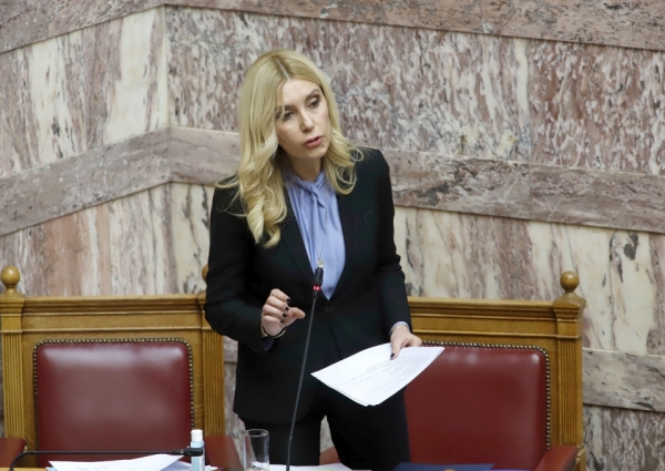 Φωτεινή Αραμπατζή στη Βουλή: «Το στέλεχος του κορωνοϊού στα μινκ της Δυτικής Μακεδονίας δεν σχετίζεται επ’ ουδενί με τη μετάλλαξη της Δανίας»
