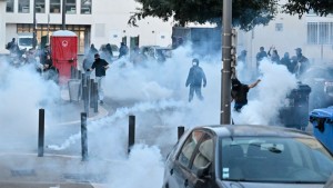 «Χάος» στη Γαλλία: Βίαιες διαδηλώσεις και επεισόδια σε πολλές πόλεις – Εκατοντάδες προσαγωγές