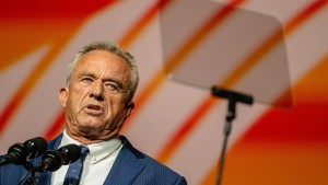 Ρόμπερτ Φ. Κένεντι: «Αποσύρομαι από τις 10 κρίσιμες εκλογικά πολιτείες – Στηρίζω τον Ντ.Τραμπ» – Δείτε το διάγγελμά του