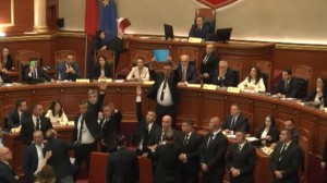 Αλβανία: Χάος στη Βουλή για την υπουργό ρομπότ - Πέταξαν το Σύνταγμα στον Έντι Ράμα