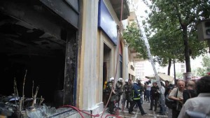 Marfin: Συνελήφθη στη Βρετανία η 46χρονη που κατηγορείται για τον εμπρησμό