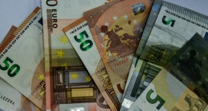 Ευρωπαϊκή Εισαγγελία: Απάτη «καρουζέλ» στον ΦΠΑ ύψους 71 εκατ. ευρώ – Έρευνες και κατασχέσεις σε Αττική και Καστοριά