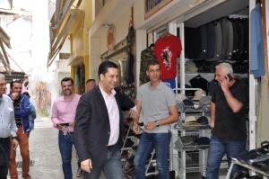 Λίγες ώρες πριν την ομιλία στην πλατεία Δημοκρατίας ο Γιώργος Παπαναστασίου συνομίλησε με πολίτες και εμπόρους στο κέντρο της πόλης