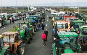 Αγρότες: «Εκεί που τους χρωστούσαν τους πήραν και το βόδι» – Αντί να τους πληρώσουν πήραν και τα λεφτά του ΕΛΓΑ!