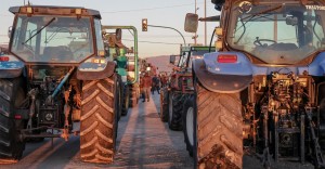 Οι αγρότες έκλεισαν την εθνική οδό στο Κάστρο Βοιωτίας, νέες εκτροπές κυκλοφορίας