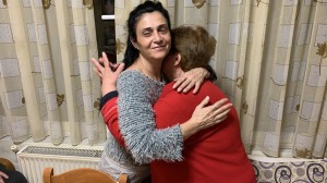 «Όπως δικάστηκα εγώ πρέπει και αυτός»: Tι λέει η καθαρίστρια που πλαστογράφησε το απολυτήριό της για Μ.Λαζαρίδη