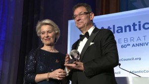 «Βόμβα» μεγατόνων για τη Φον ντερ Λάιεν: Νέες καταγγελίες για το «αμαρτωλό» συμβόλαιο των 71 δισ. με την Pfizer