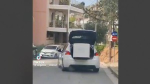 Καματερό: Περιπολικό μετέφερε... ψυγείο στο πορτ μπαγκάζ – Διατάχθηκε ΕΔΕ (βίντεο)