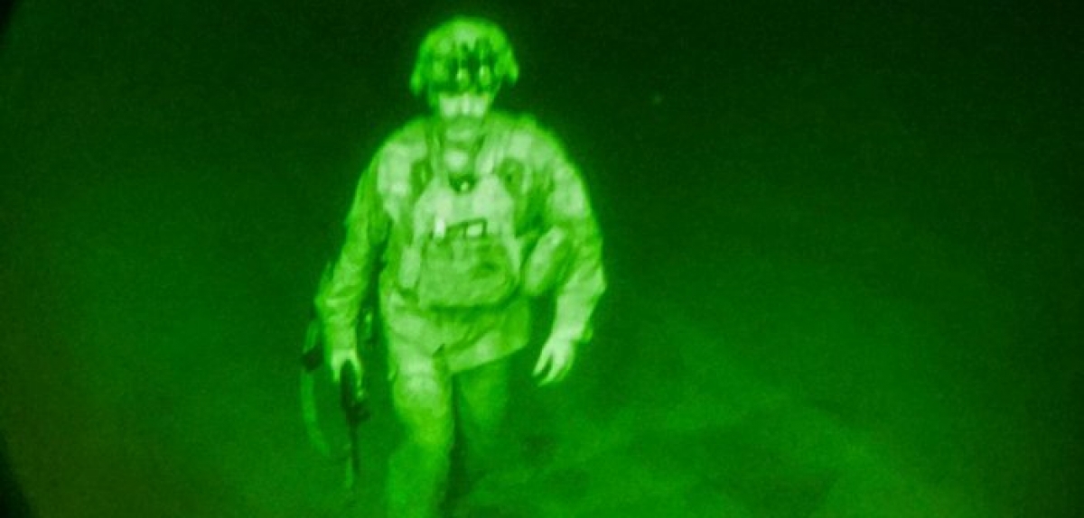 Αφγανιστάν – Ιστορική φωτογραφία: Ο τελευταίος Αμερικανός στρατιώτης που έφυγε από την Καμπούλ