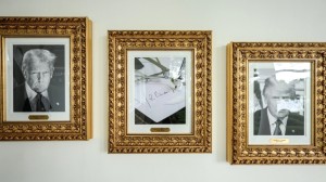 Λευκός Οίκος: Ο Τραμπ «ξήλωσε» το πορτρέτο του Μπάιντεν και στη θέση του έβαλε ένα αυτόματο στιλό