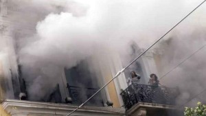 Δύο συλλήψεις για τον εμπρησμό στη Marfin με τους τρεις νεκρούς – Καταζητείται μια γυναίκα