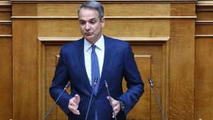 Μητσοτάκης στη Βουλή: «Μείωση 10 λεπτών στη βενζίνη και 5 λεπτών στο ντίζελ έως το τέλος Αυγούστου»