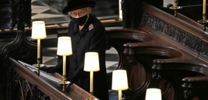 Η Ελισάβετ άφησε ένα χειρόγραφο μήνυμα στο φέρετρο του πρίγκιπα Φιλίππου (εικόνες)