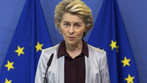 Ευρωπαϊκό Δικαστήριο: H Κομισιόν παραβίασε τους κανόνες διαφάνειας με τα SMS της Ο.Φον ντερ Λάιεν στον Α.Μπουρλά