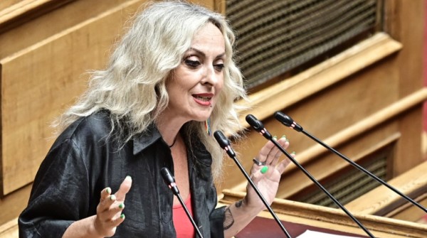 Η βουλευτής της Πλεύσης Τζώρτζια Κεφαλά το&#039; ριξε στο τραγούδι από το βήμα της Βουλής - Δείτε βίντεο