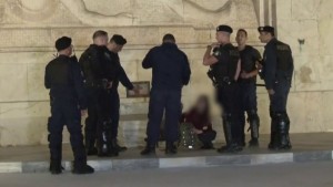 Αστυνομικοί απομάκρυναν γυναίκα που καθόταν οκλαδόν στο Μνημείο του Αγνώστου Στρατιώτη
