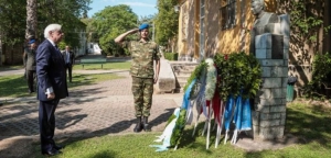 45 χρόνια από την Αποκατάσταση της Δημοκρατίας: Στεφάνι στην προτομή του Μουστακλή από τον Προκόπη Παυλόπουλο