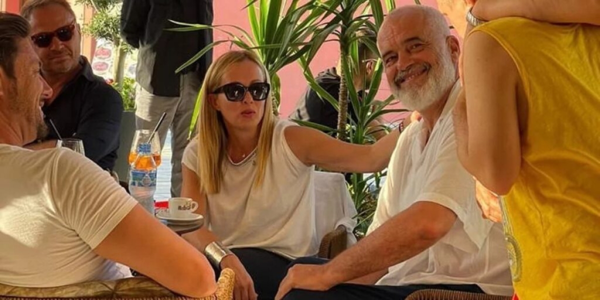«Πήγαινε να πληρώσεις!»: Η Μελόνι κάνει διακοπές στην Αλβανία και έστειλε τον πρέσβη να πληρώσει λογαριασμό Ιταλών τζαμπατζήδων