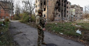 Ρωσικές FAB-1500 «σήκωσαν» στον αέρα οικοδομικά τετράγωνα στρατιωτικών υποδομών των Ουκρανών – Δείτε βίντεο