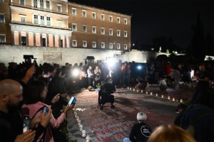 Εγραψαν ξανά τα ονόματα μπροστά από τη Βουλή οι συγγενείς των αδικοχαμένων στα Τέμπη