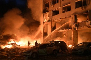 Σαν ταινία επιστημονικής φαντασίας: Δείτε βίντεο από υπερηχητικούς και βαλλιστικούς πυραύλους να χτυπούν το Κίεβο