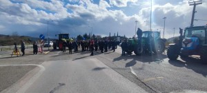 Κομμένη στα δύο η Δυτική Ελλάδα: Οι αγρότες απέκλεισαν Ιόνια Οδό, στο Αγγελόκαστρο και τον κόμβο του Κουβαρά