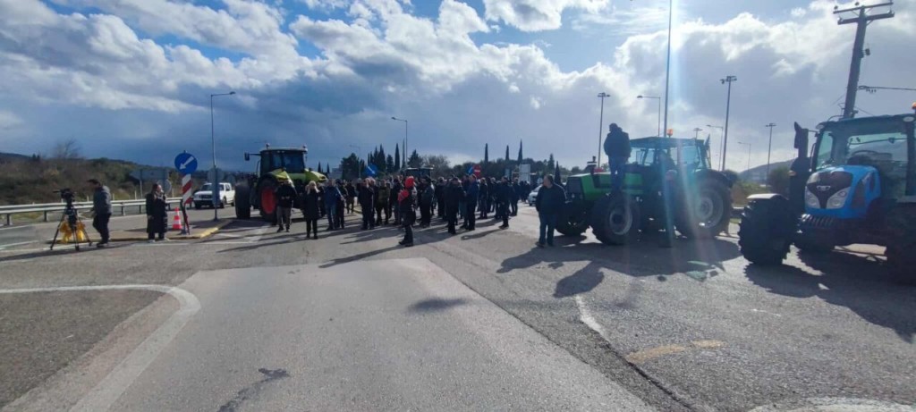 Κομμένη στα δύο η Δυτική Ελλάδα: Οι αγρότες απέκλεισαν Ιόνια Οδό, στο Αγγελόκαστρο και τον κόμβο του Κουβαρά