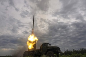 Ρωσία: «Πλήξαμε με τον βαλλιστικό πύραυλο Oreshnik και ένα εργοστάσιο επισκευής μαχητικών αεροσκαφών στην Ουκρανία»