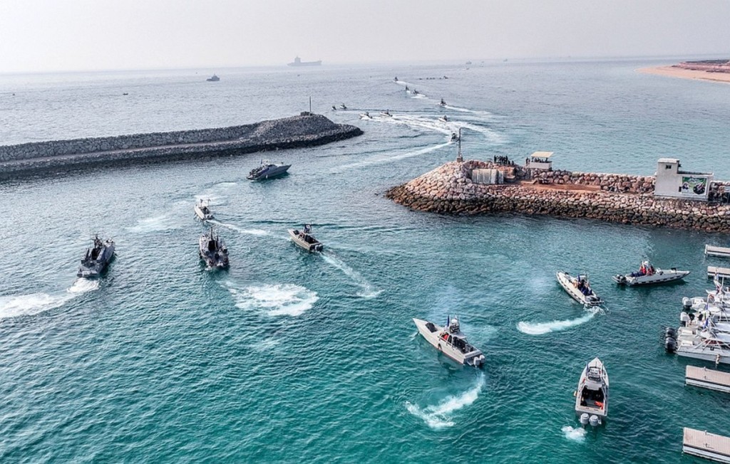 «Τα πλοία των χωρών που κάνουν συμφωνία με το Ιράν περνάνε ελεύθερα από τα Στενά του Ορμούζ», λέει η Τεχεράνη