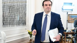 Γιατί η Ελλάδα αποπληρώνει πρόωρα 7 δισ. σε "μνημονιακό" δάνειο μέσα στην κρίση